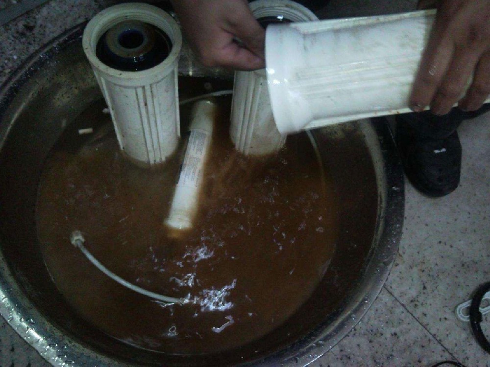 如何確定濾芯達到該更換的使用壽命？